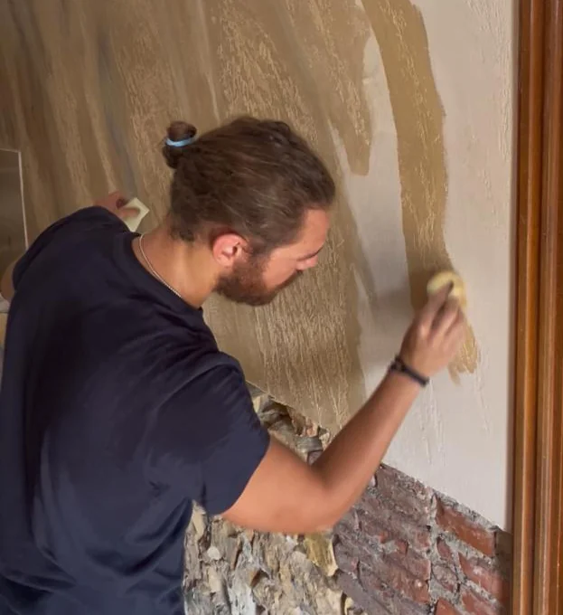 Alessio Marostica al lavoro su una decorazione a spugna