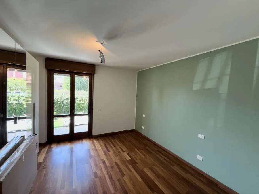 Camera da letto dopo, bianco caldo con parete verde salvia