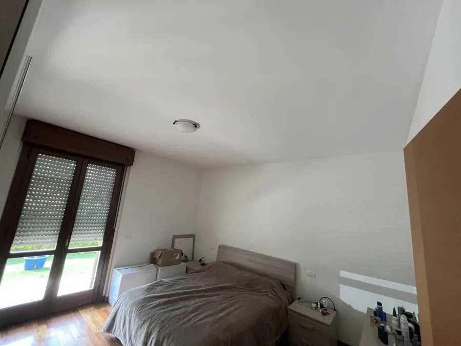 Camera da letto prima, pareti bianche originali