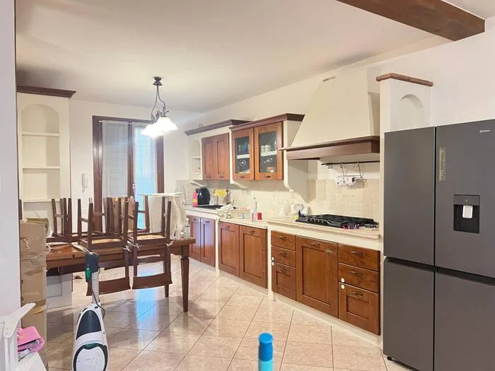 Cucina dopo la tinteggiatura, parete bianca