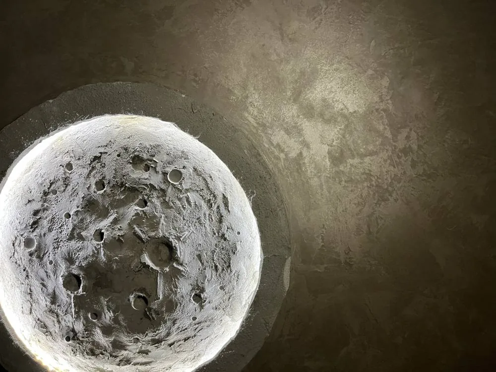 Luna decorativa scultorea in cemento su fondo Oikos Antico Velluto