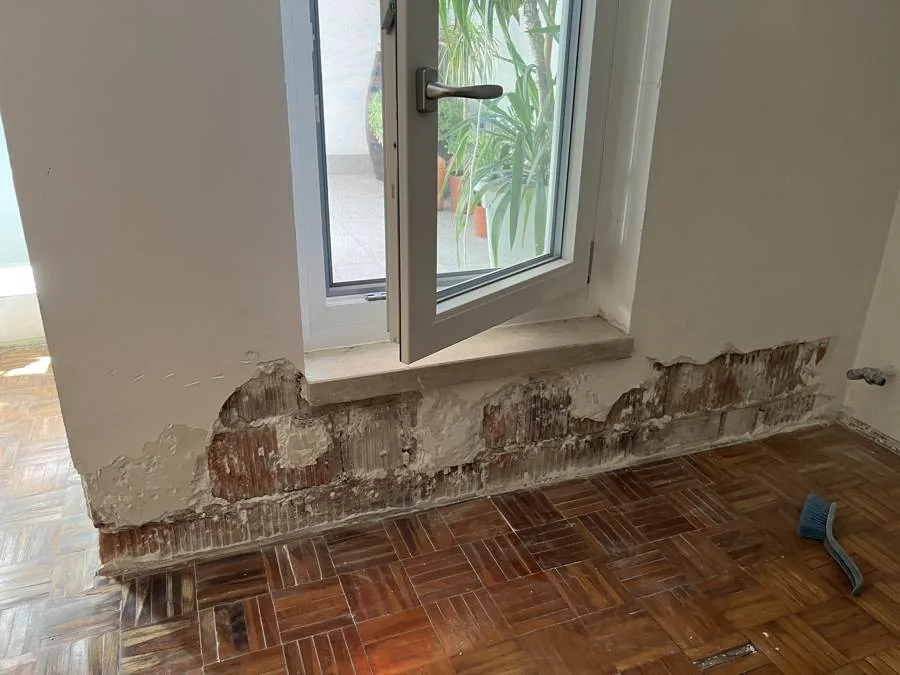 Parete con muratura a vista danneggiata da infiltrazione, prima del risanamento