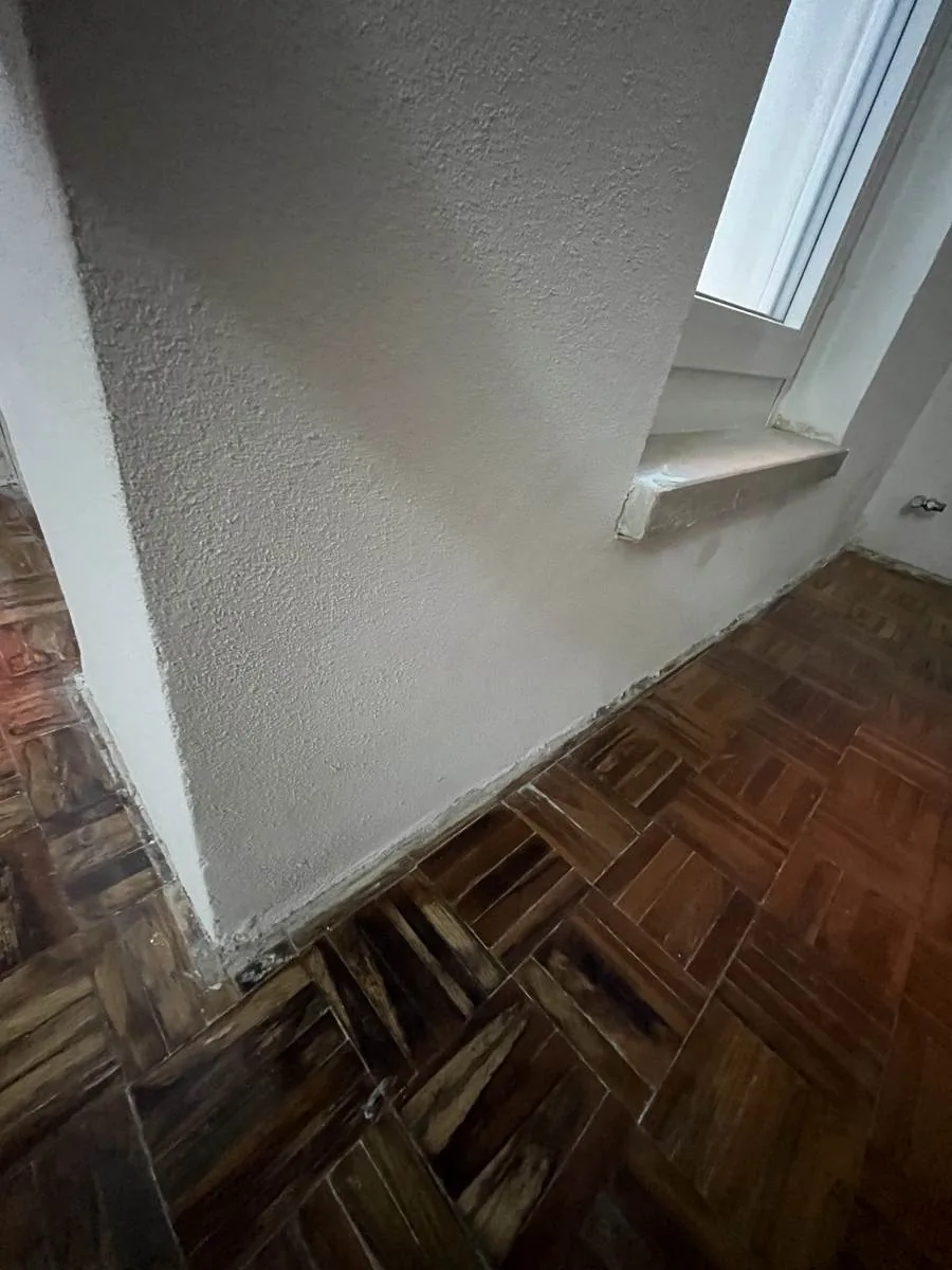 Parete risanata e intonacata dopo la risoluzione dell'infiltrazione